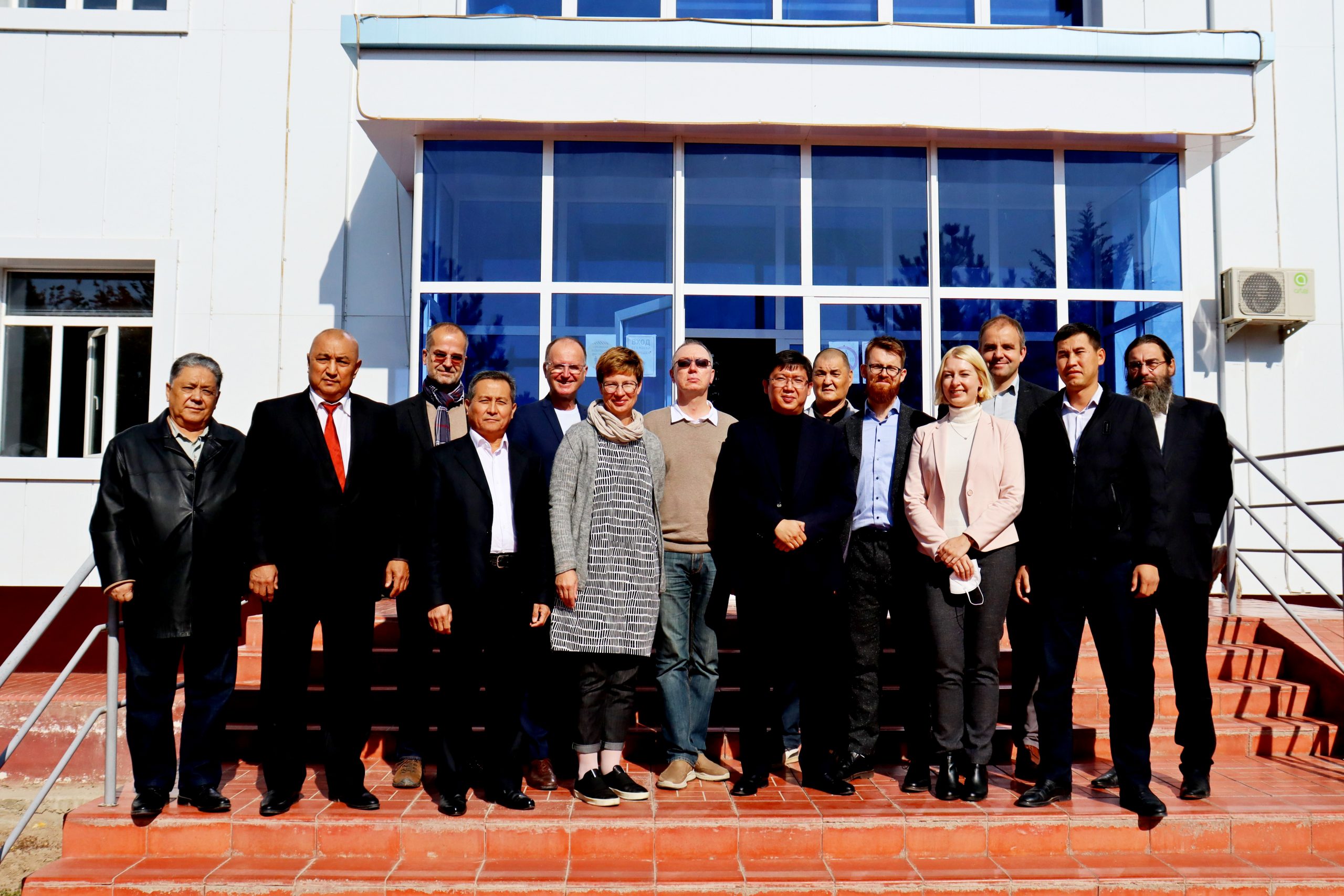 Выращивание растения Apocynum venetum способствует развитию текстильной промышленности.